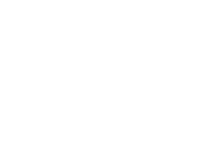 Frau sitzt mit Laptop auf dem Boden